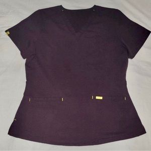 Figs Casma 3 Pocket Scrub Top Purple size Small
